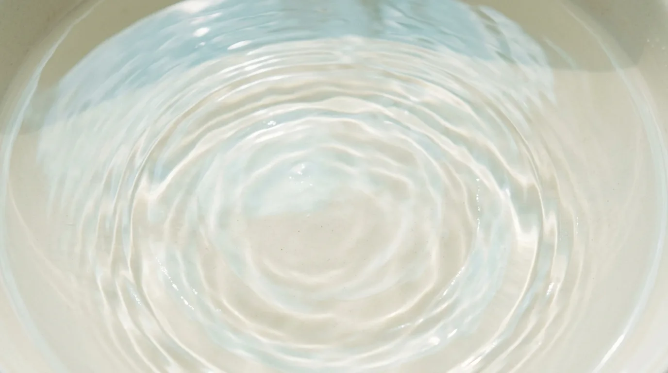 Abstracte textuur van rimpelend helder water