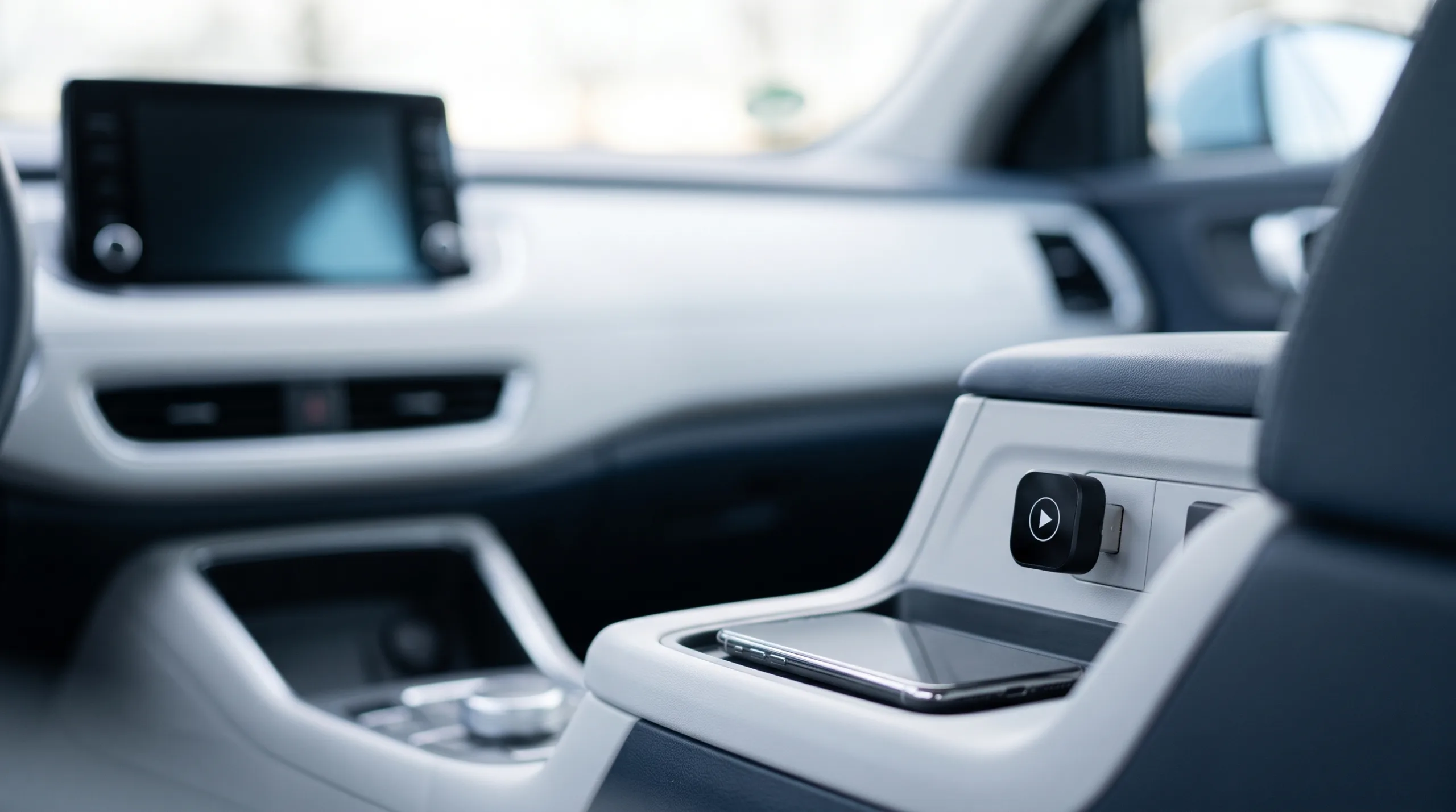 Kleine draadloze CarPlay-adapter in de USB-poort van de middenconsole
