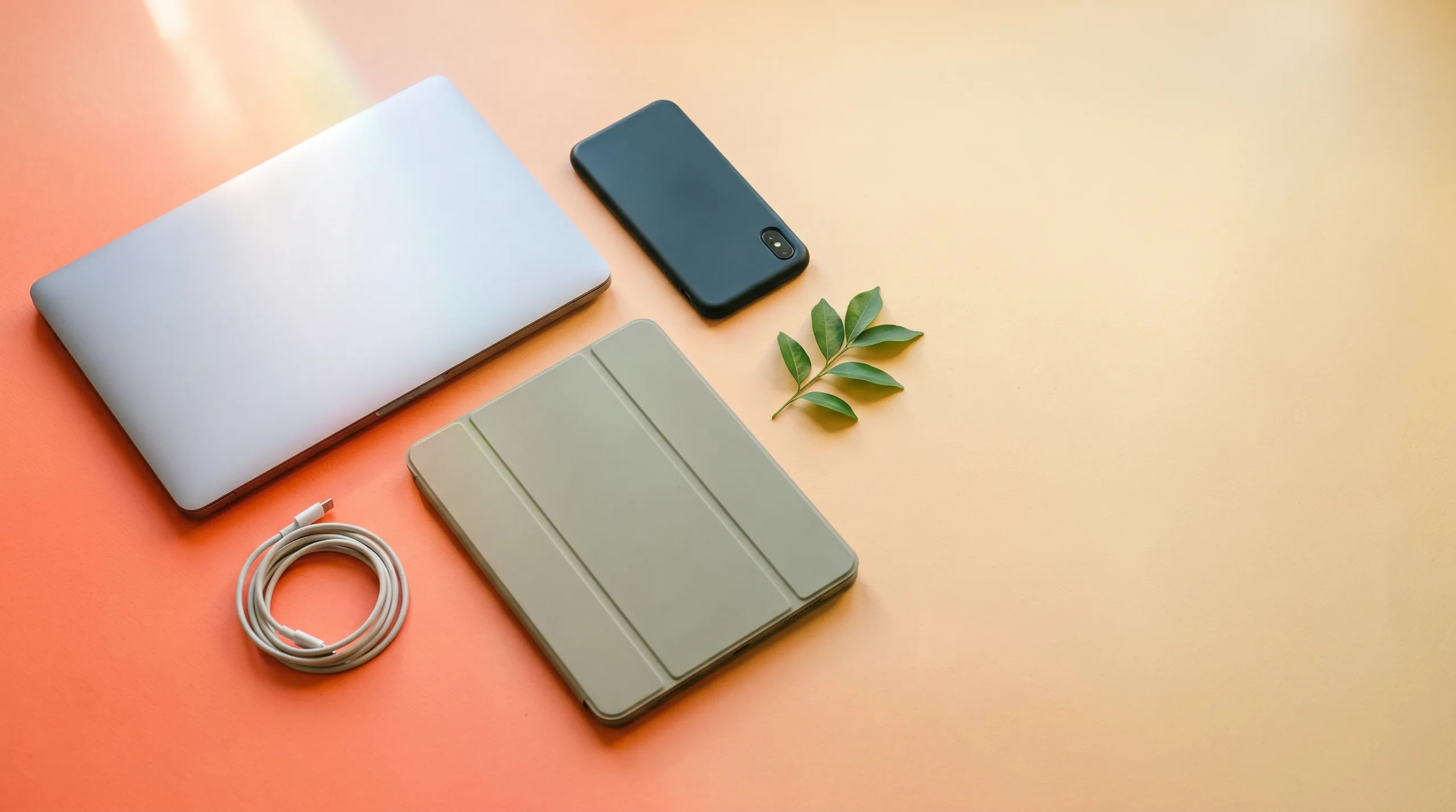 Refurbished laptop, smartphone en tablet op een kleurrijke achtergrond