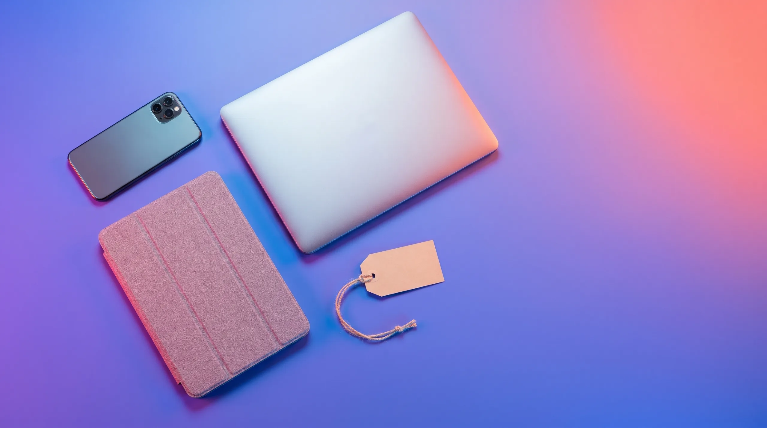 Refurbished smartphone, laptop en tablet op een kleurrijke achtergrond