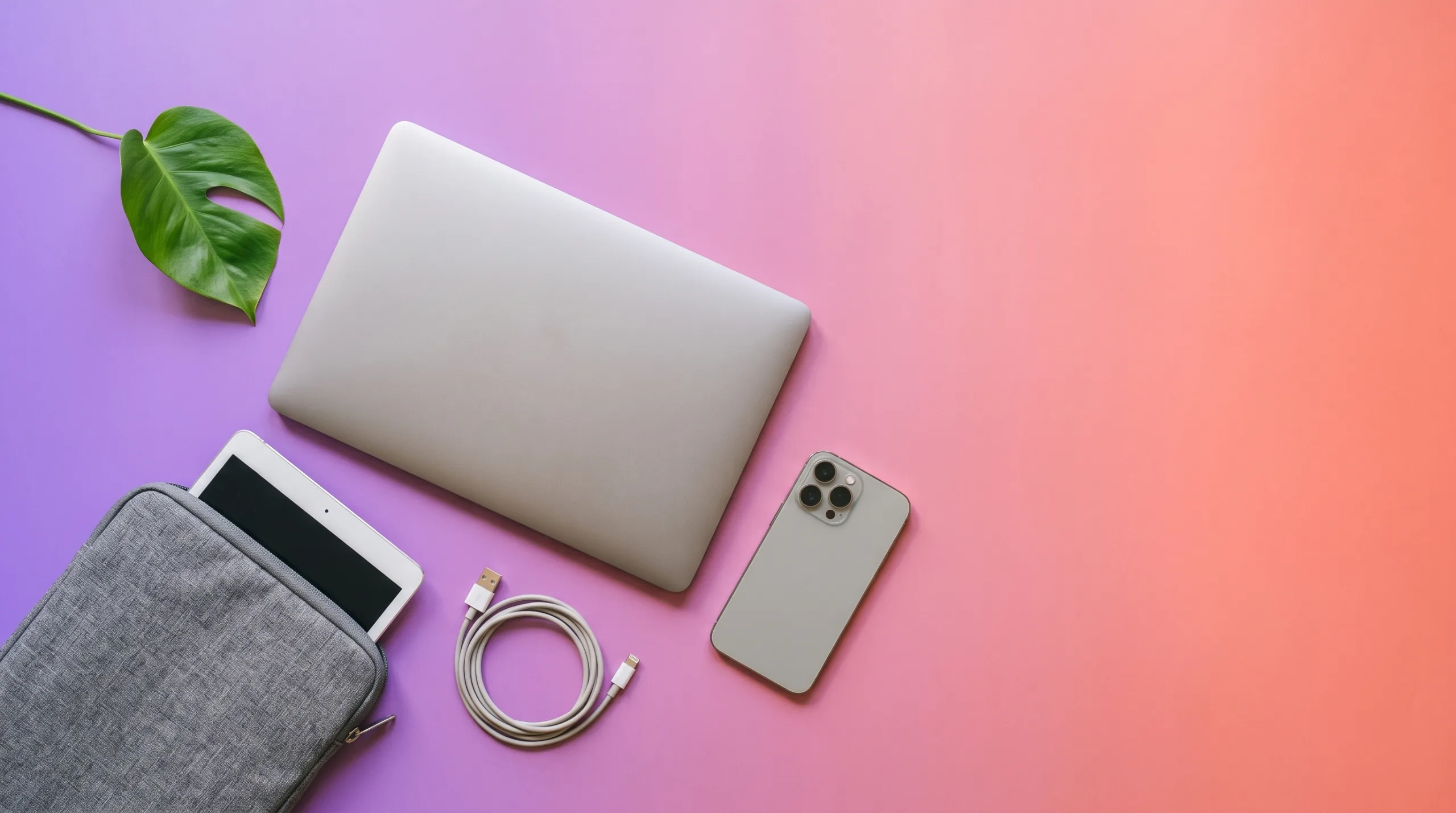 Refurbished laptop, smartphone en tablet op een kleurrijke achtergrond