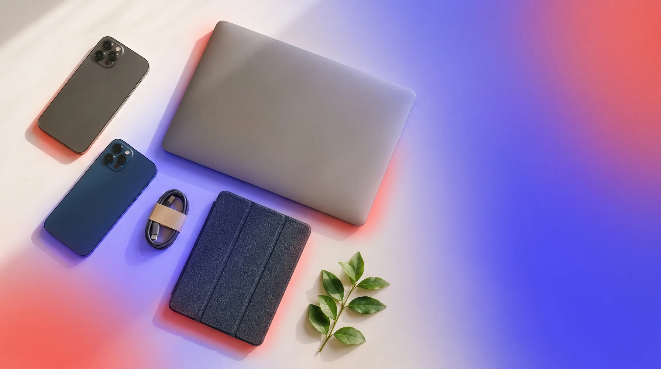 Refurbished smartphones, laptop en tablet netjes uitgestald op een kleurrijke achtergrond