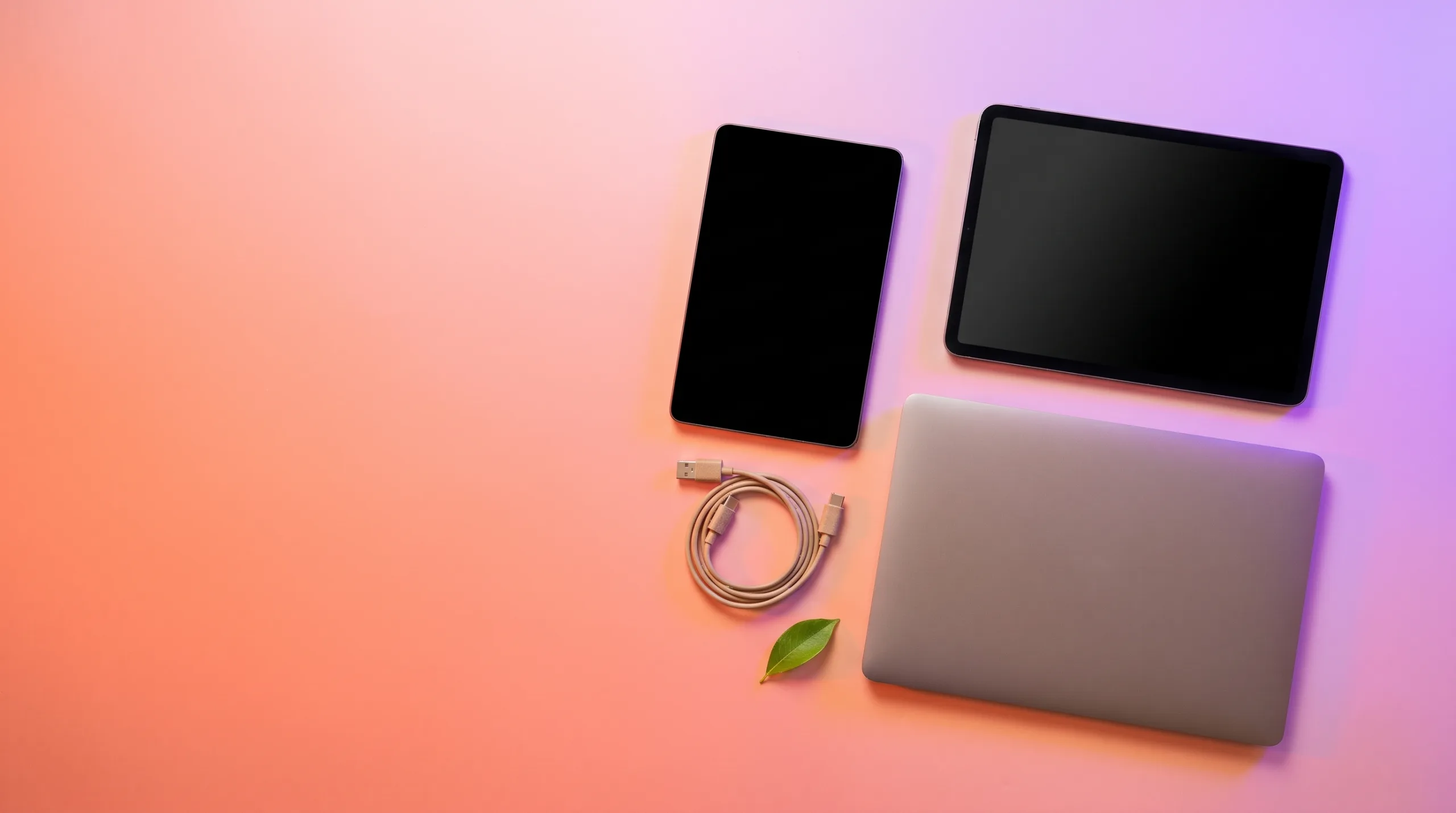 Refurbished telefoon, tablet en laptop op een kleurrijke achtergrond